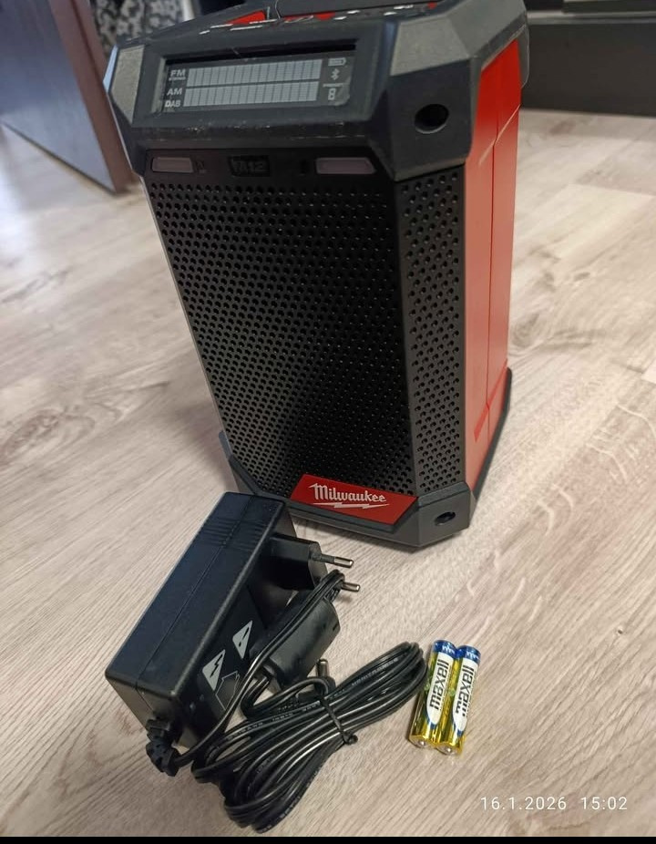 Přenosné aku rádio/nabíječka Milwaukee - 4