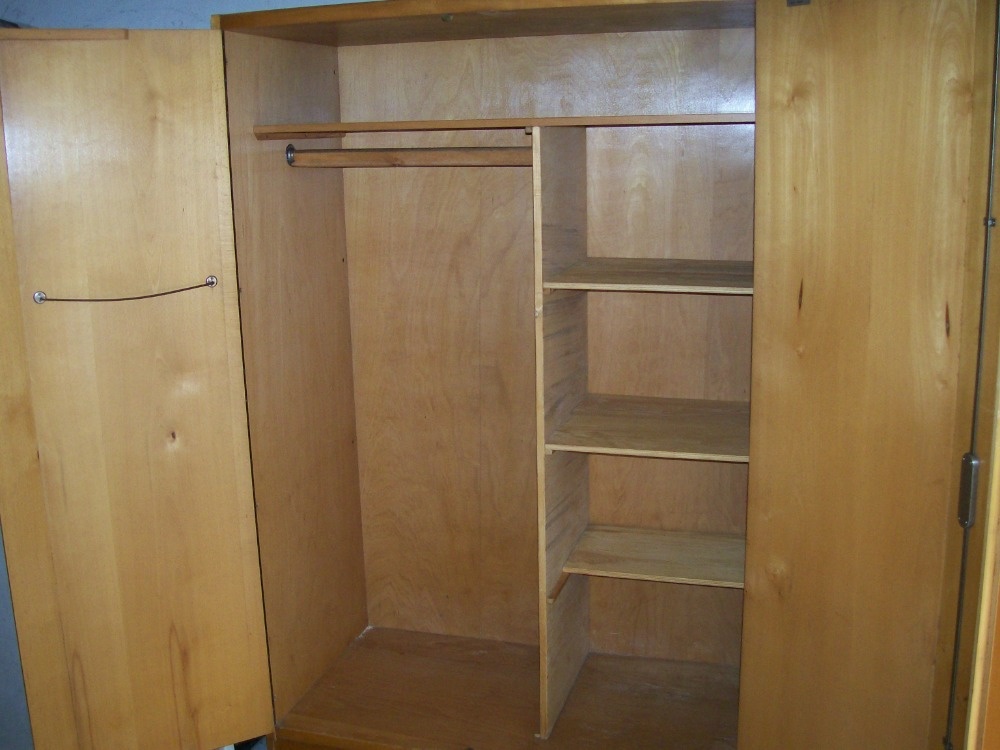 Skříně, zrcadlo, stolky. - 4