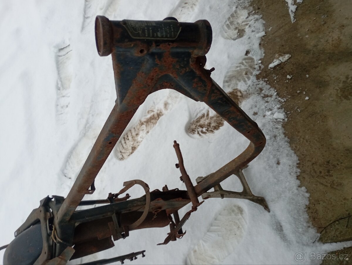 Jawa 350 kyvačka rám se štítkem - 4