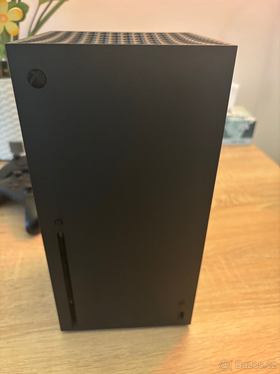 Xbox Series X 1TB + 2 ovladače + Seagate 2TB HDD - 4