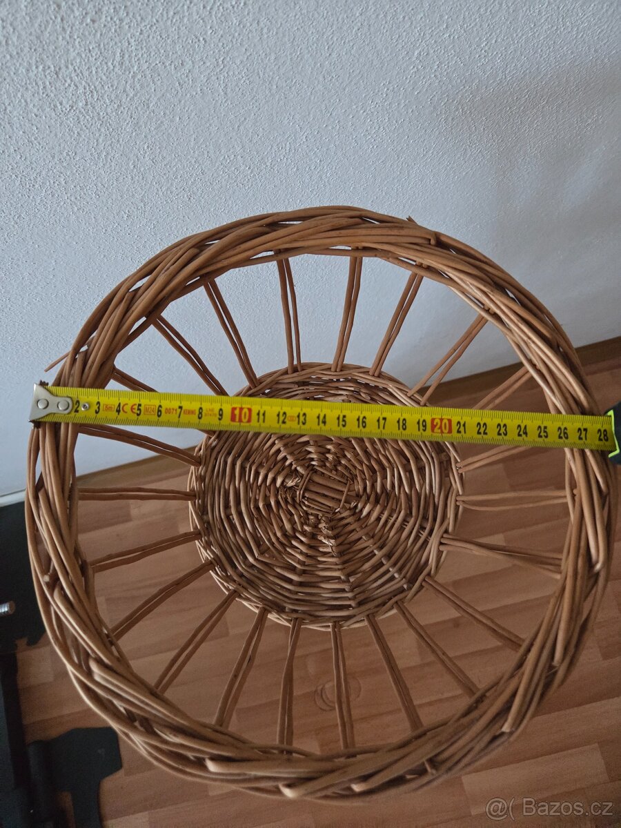 Proutěný stojan na květiny. - 4
