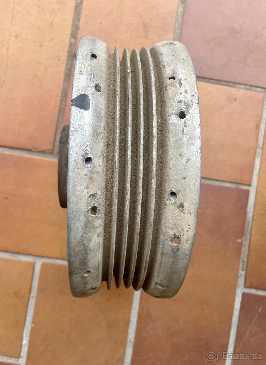 Střed kola a štít Jawa kývačka - 4