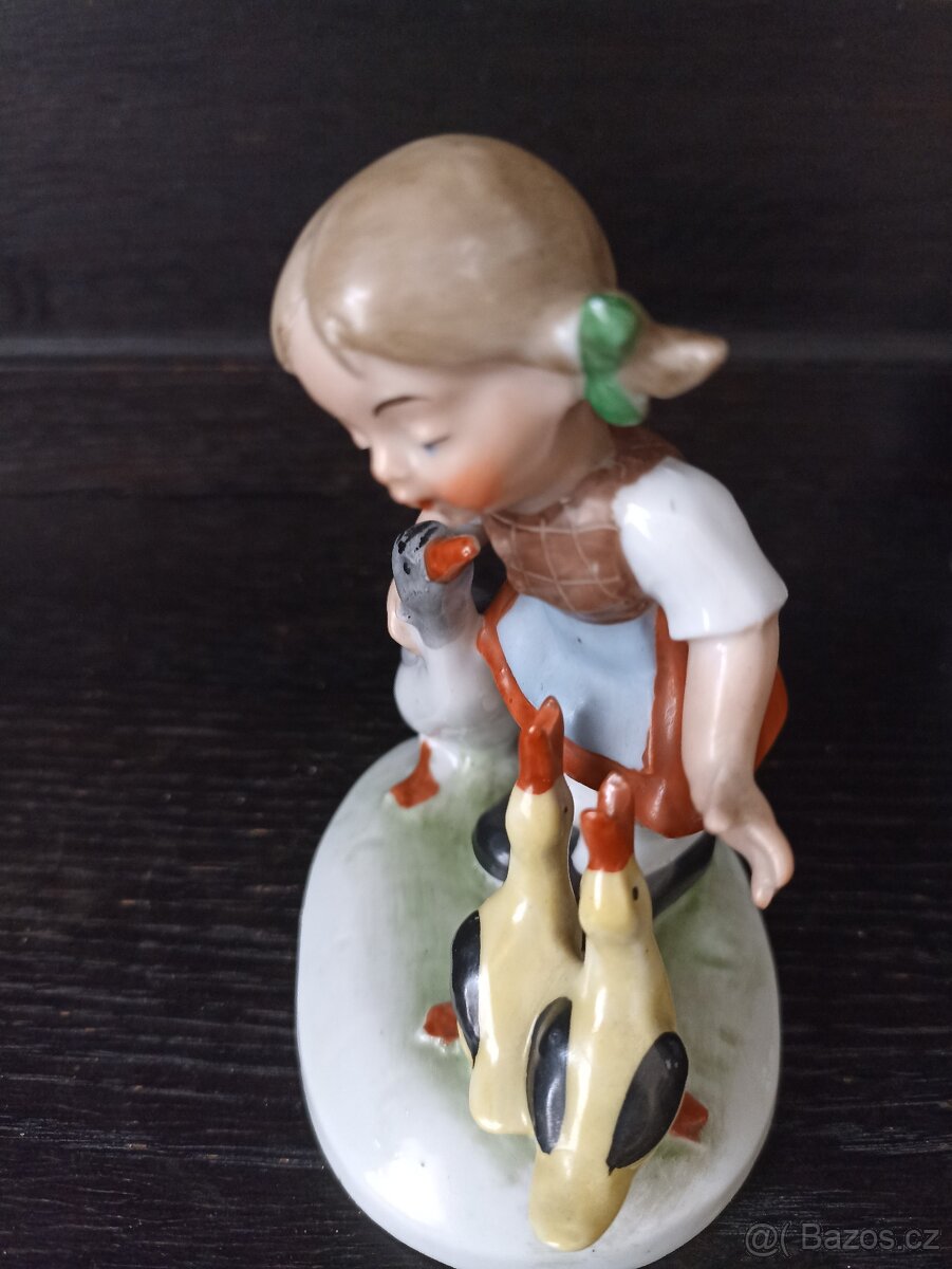 Soška - DĚVČÁTKO S HUSOU A HOUSATY - 4