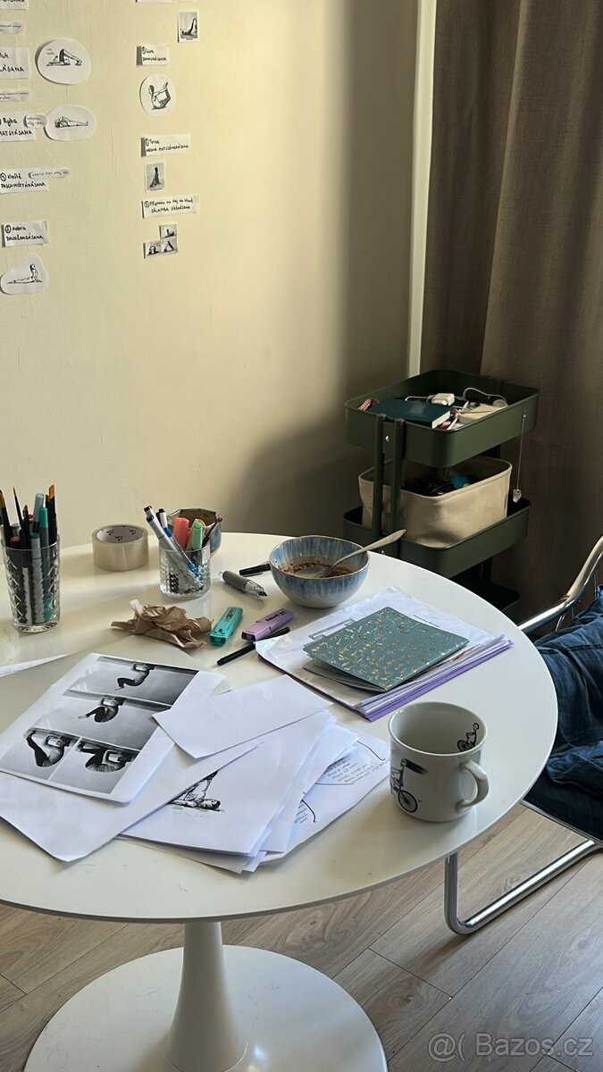 Bílý kulatý stůl - 4