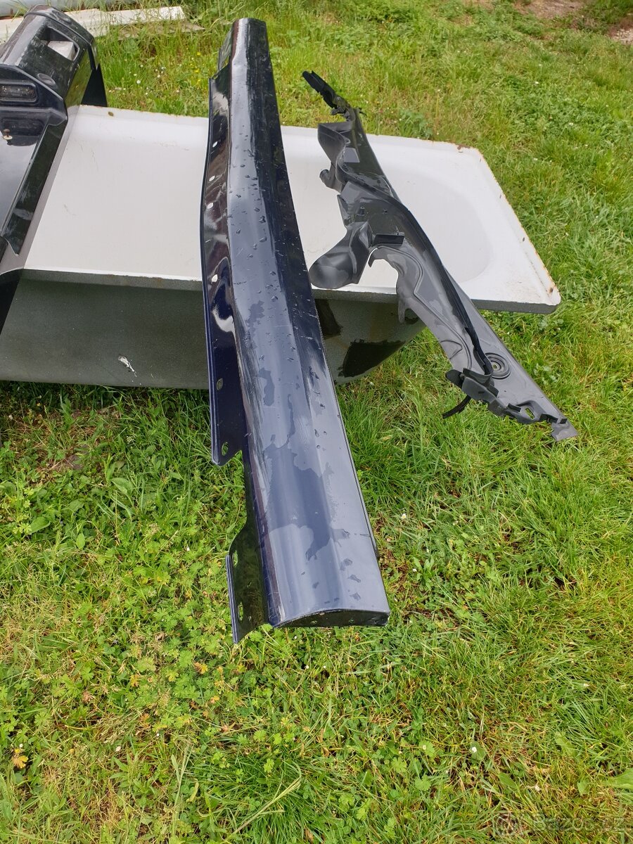 Mercedes w211 maska ohořelá1000, plastový levý prah1500kč - 4