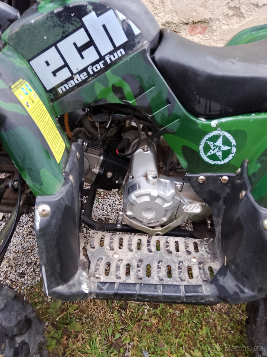 Terénní maskáčová čtyřkolka