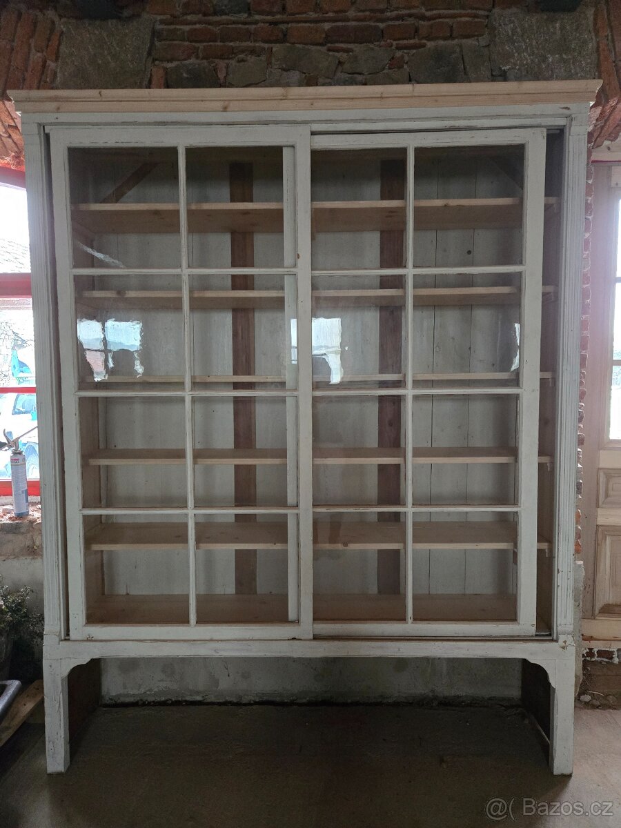 Prosklené dřevěné skříně / vitríny - 4