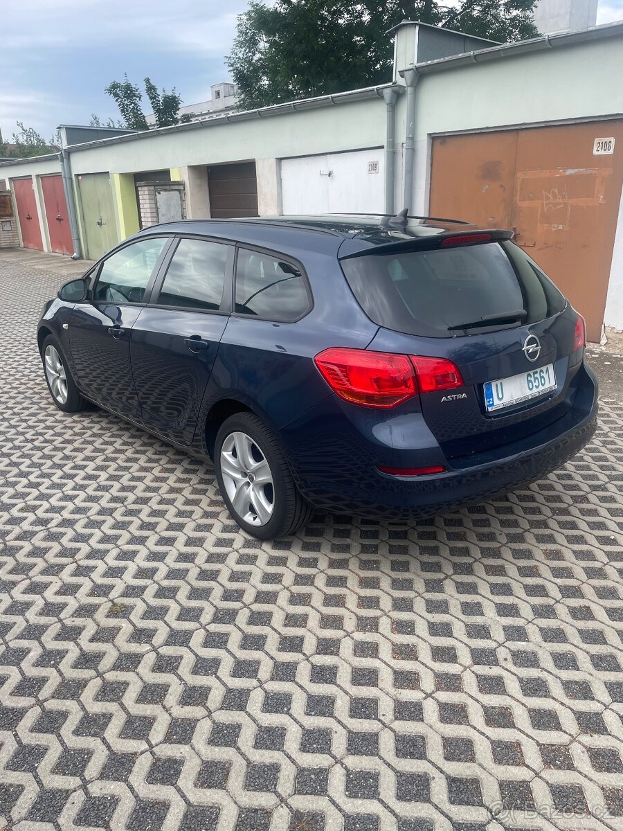 Prodám Opel Astra J tourer 1,6 - 4