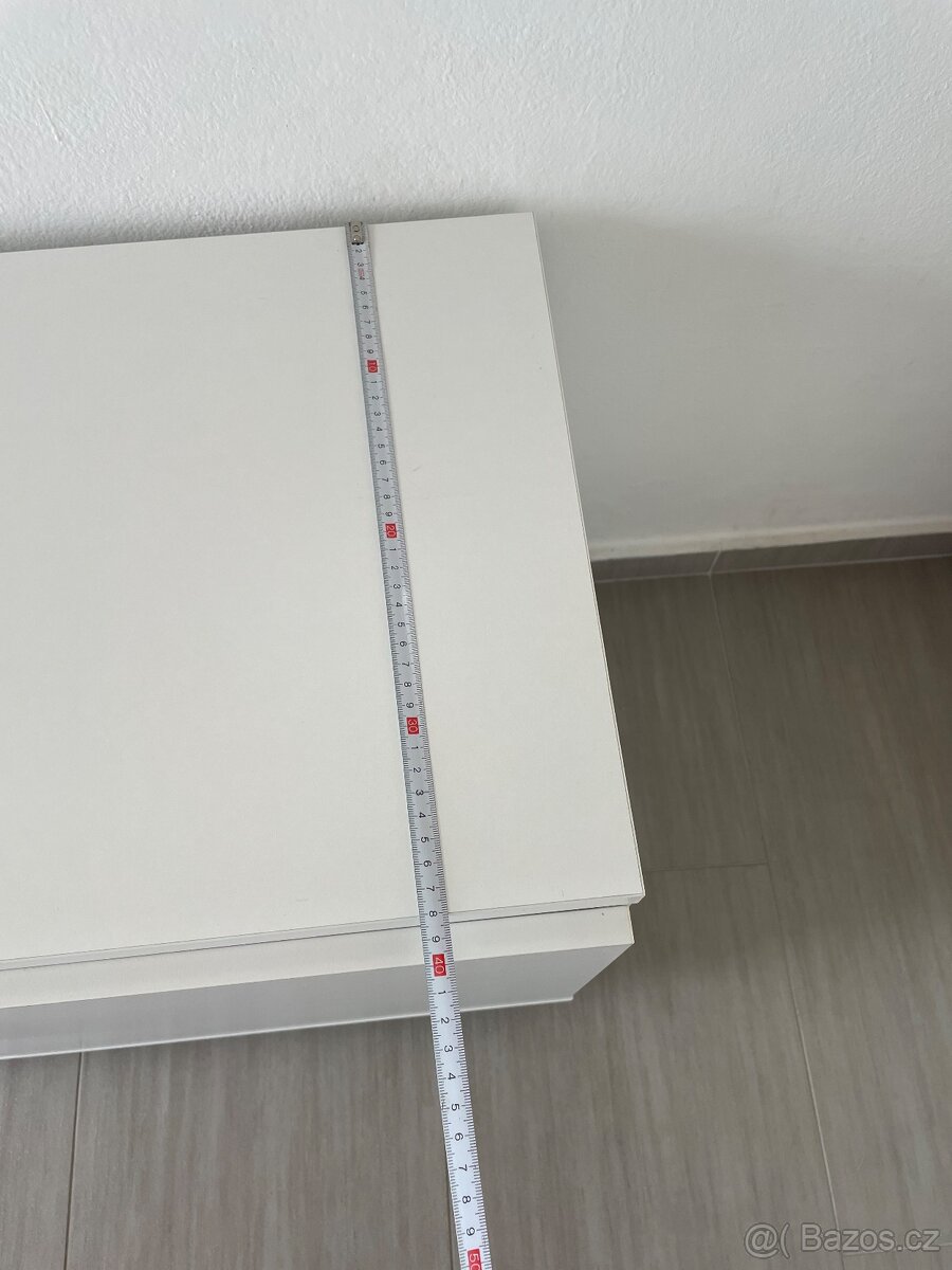 Bílá sedací skříňka na kolečkách - 4