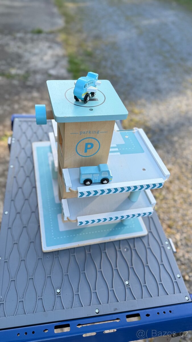 Garáž s výtahem a autíčky - 4