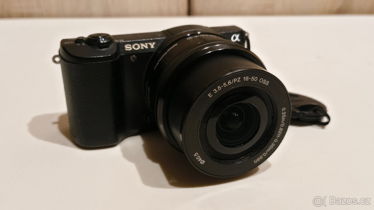 Sony Alpha A5100, objektiv 16-50mm, aktivní držák/stativ TP - 4