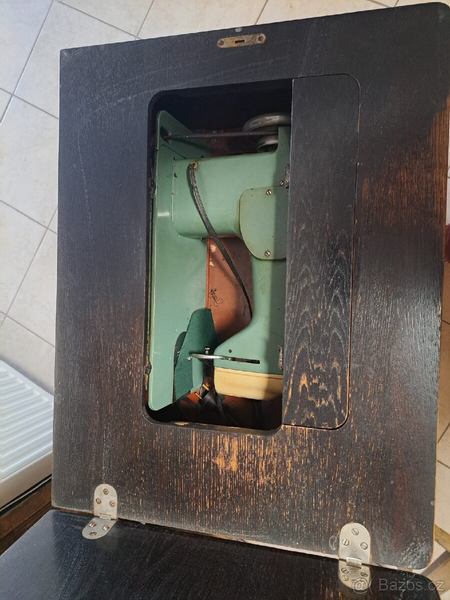 Šicí stroj Lada zabudovaný ve stolku - 4