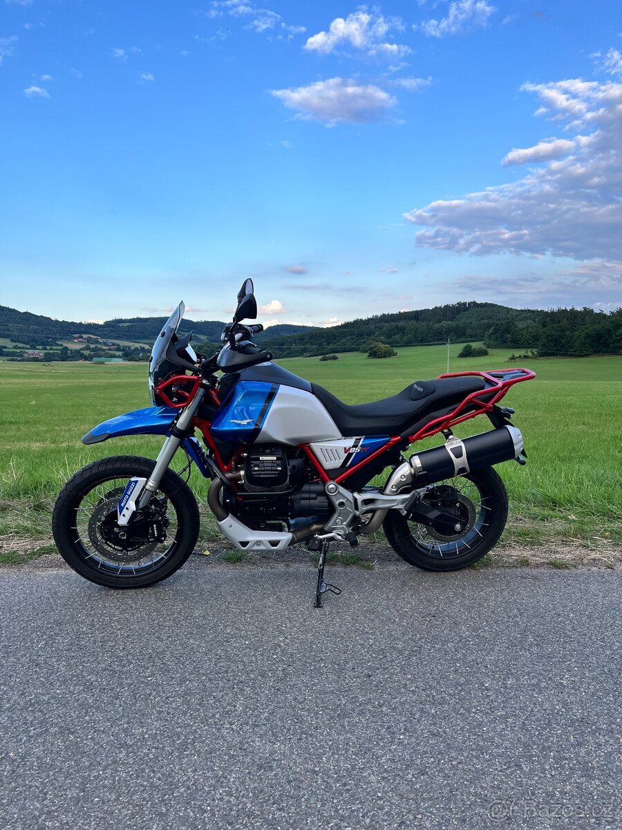 Moto Guzzi V85 TT 2023 po servisu, stále v záruce