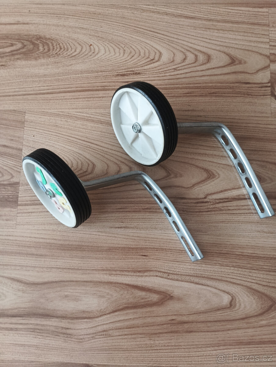 Dětské kolo , přídavná kolečka ke kolu a helma - 4