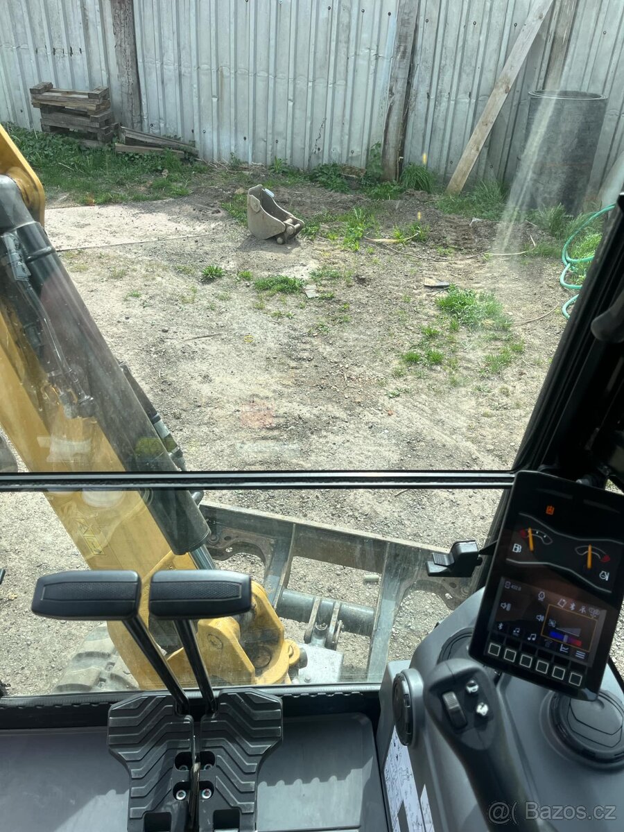 Pronájem minibagru CAT 301,8 - 4