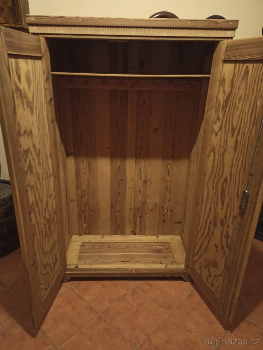 stará šatní skříň - 4