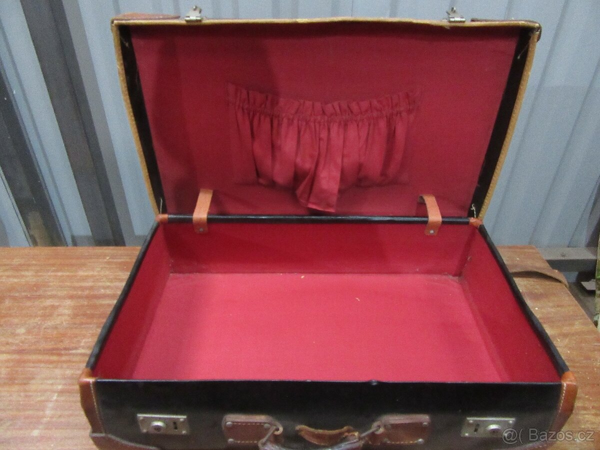 Nabízím starožitný kožený cestovní kufr. Původní stav. Jen - 4