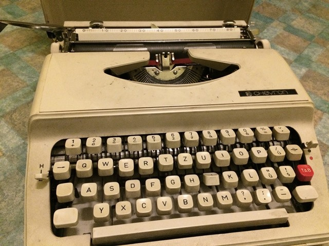 Psací stroj Kufříkový; Výborný stav, plně unkční. - 4