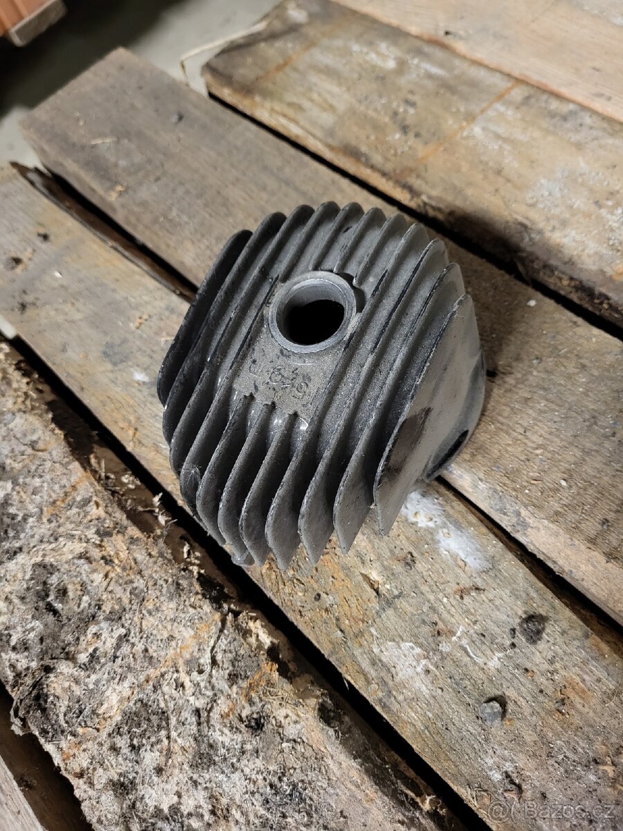 Yamaha XS 400 2A2 víka motoru, válce - 4