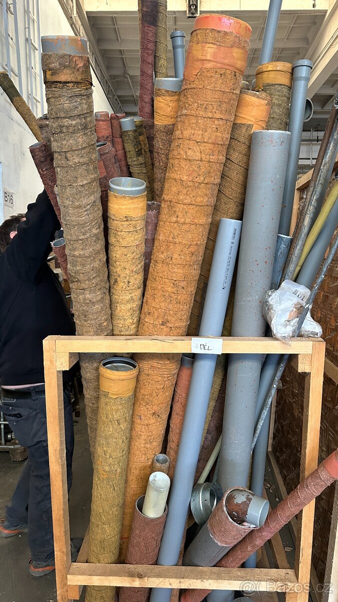 Šedé odpadní trubky - 4