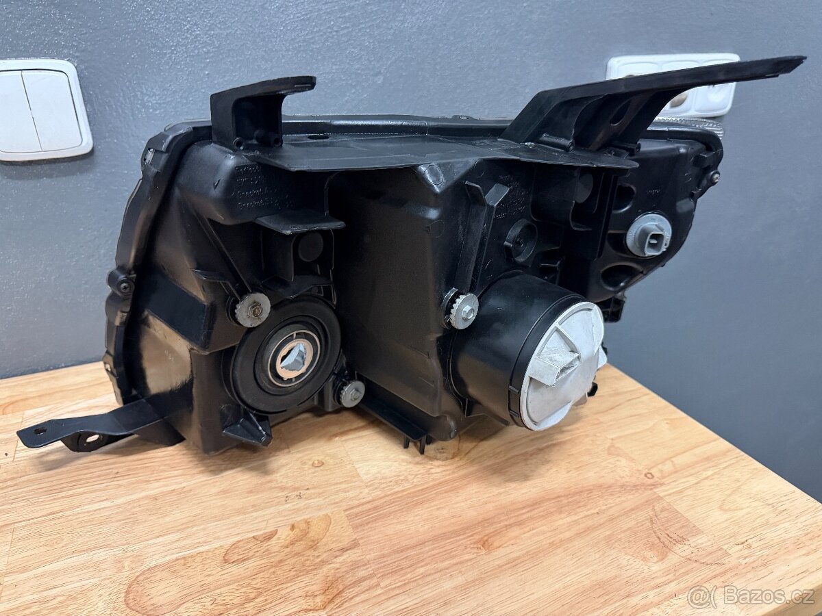 Světlomety Mitsubishi Pajero facelift 2012–2021 - 4