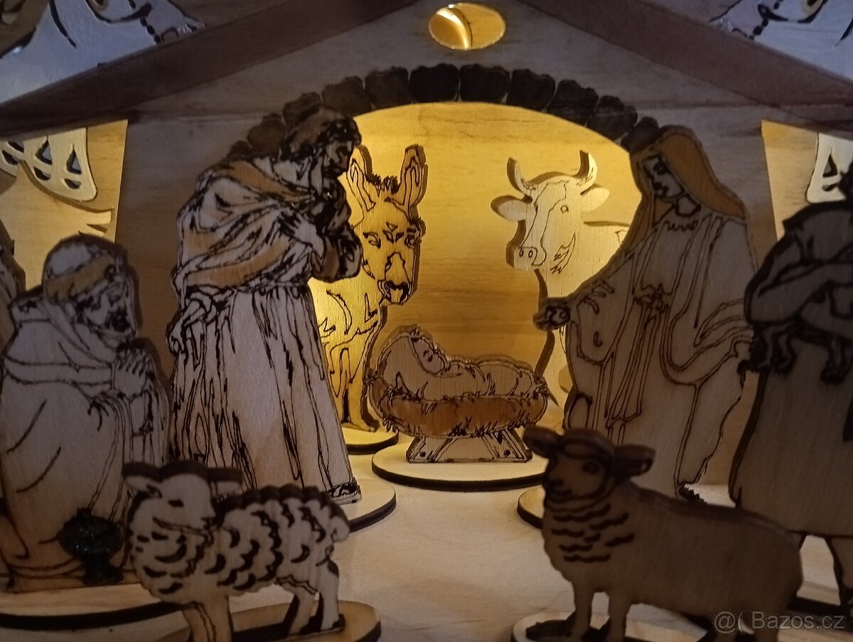 dřevěný betlém ručně malovaný osvětlený - 4