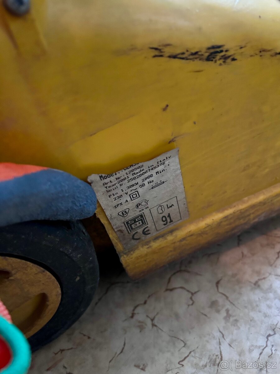 Starší elektrická sekačka - 4