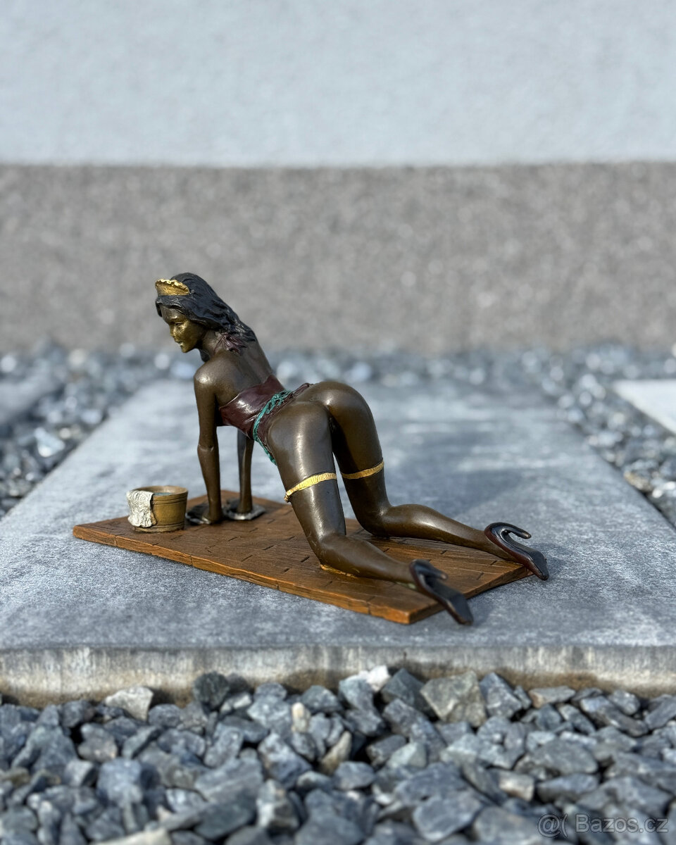 Erotická bronzová socha žena na kolenou pinup sexy uklízečka - 4