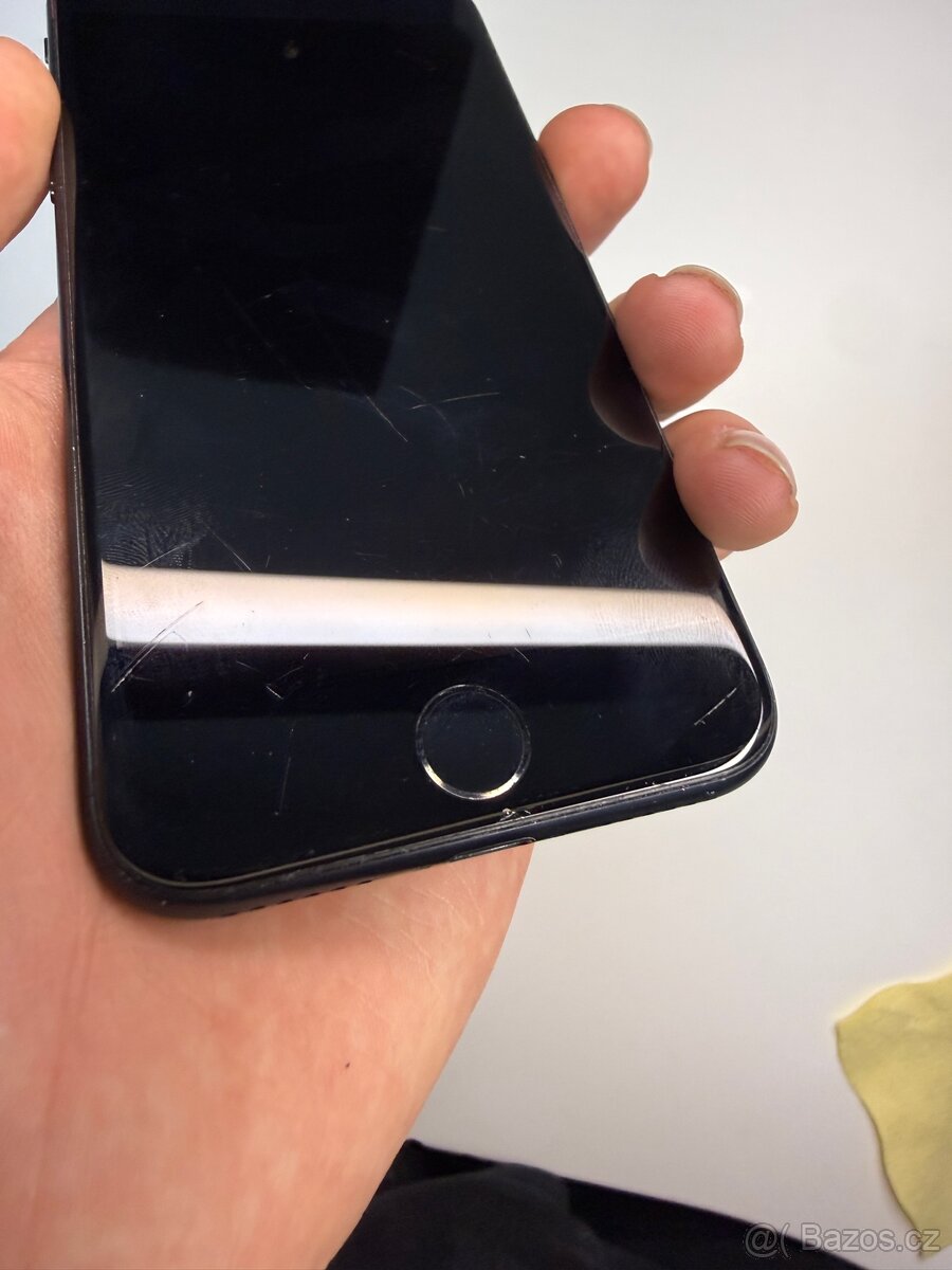 Apple iPhone SE (2020) – 64 GB, černý - 4