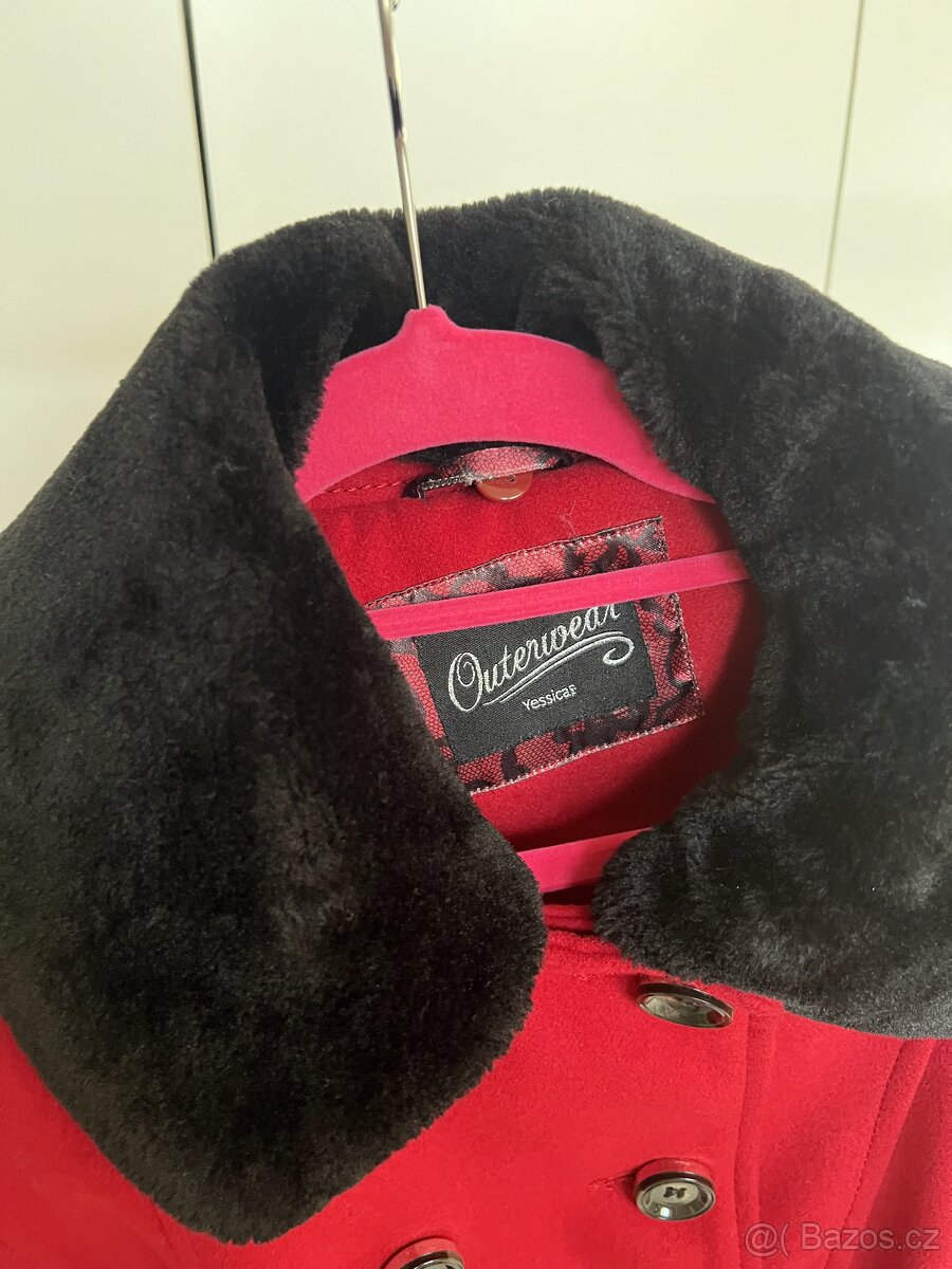 Červený zimní kabát - 4