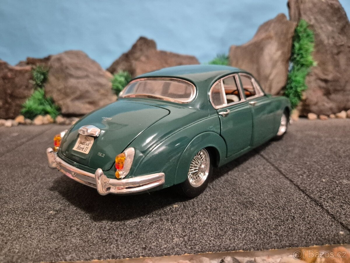 Prodám model 1:18 Jaguar Mark 2 - 4
