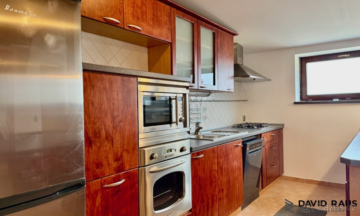 Pronájem zařízeného podkrovního bytu 1+kk (61m²), ul. Gorkéh - 4