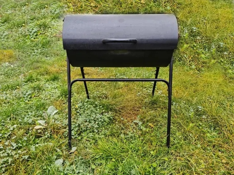 Venkovní gril na dřevěné uhlí. - 4