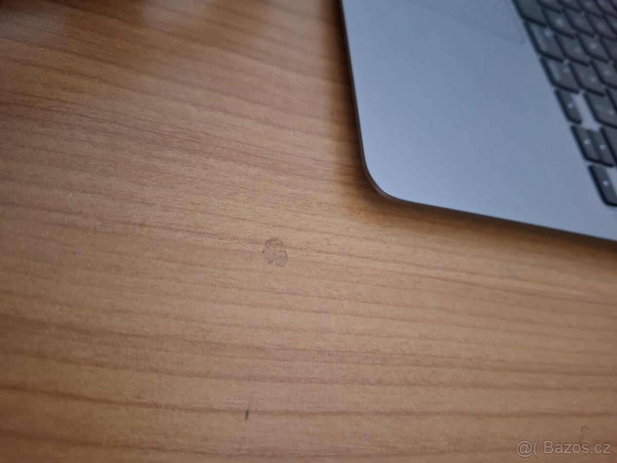 Macbook Air 13 palců M1 chip 16GB RAM 256 SSD - 4