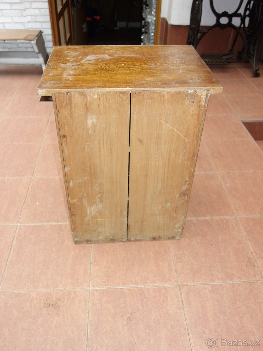 Malá dřevěná skříňka - 4