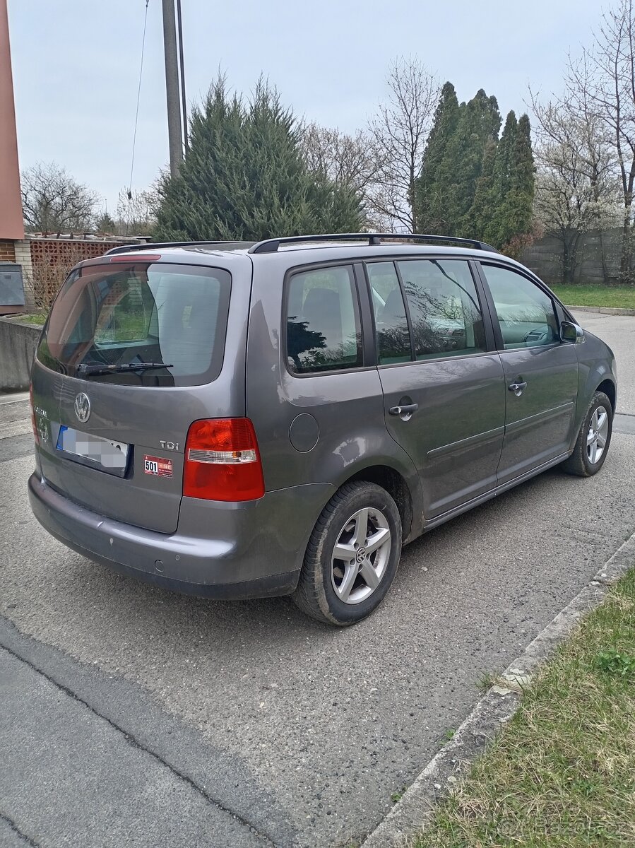 Volkswagen Touran - 4
