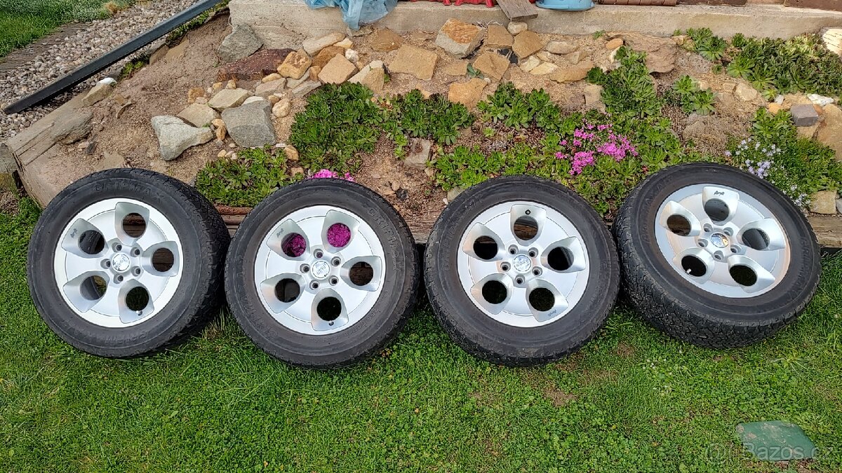 Offroad kola Jeep