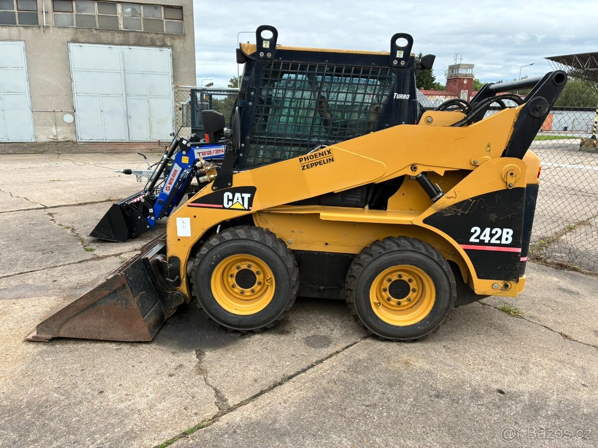 Smykový nakladač CAT 242B - 4