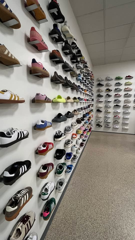 Prodám visací podstavce na zboží (tenisky) - 4