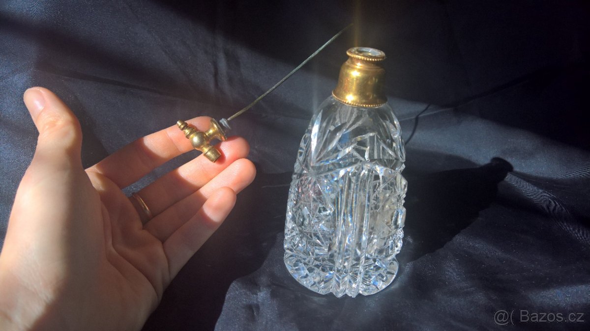 Starožitný flakón z broušeného skla - 4
