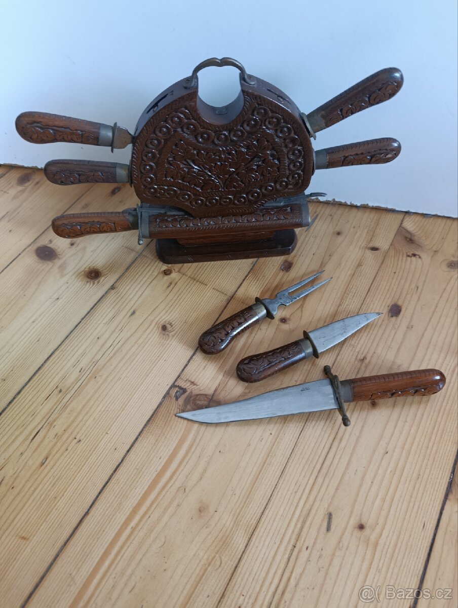 Vyřezávaný stojan. - 4