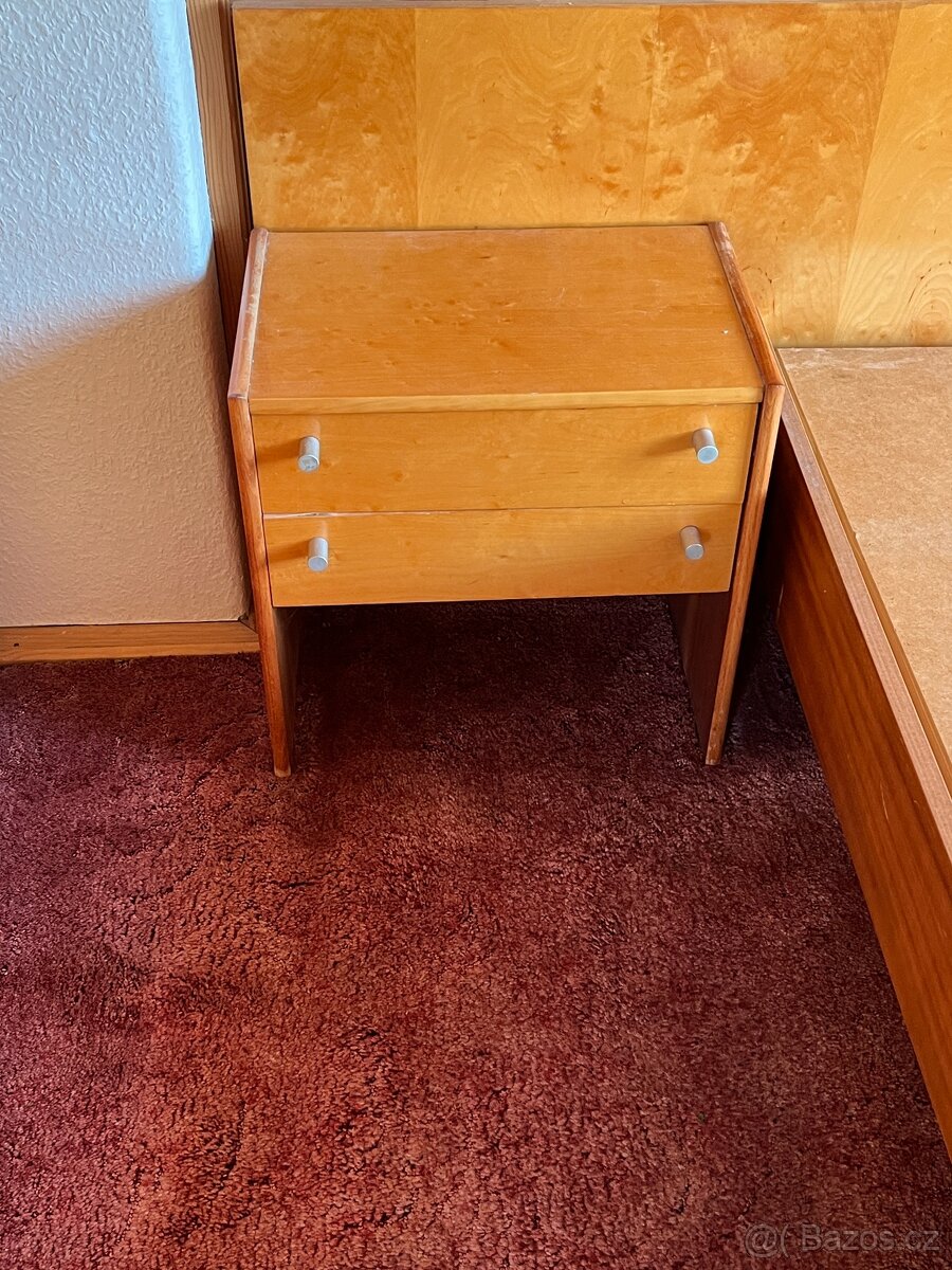 stará ložnice(postel,noční stolek,4x skříň) - 4