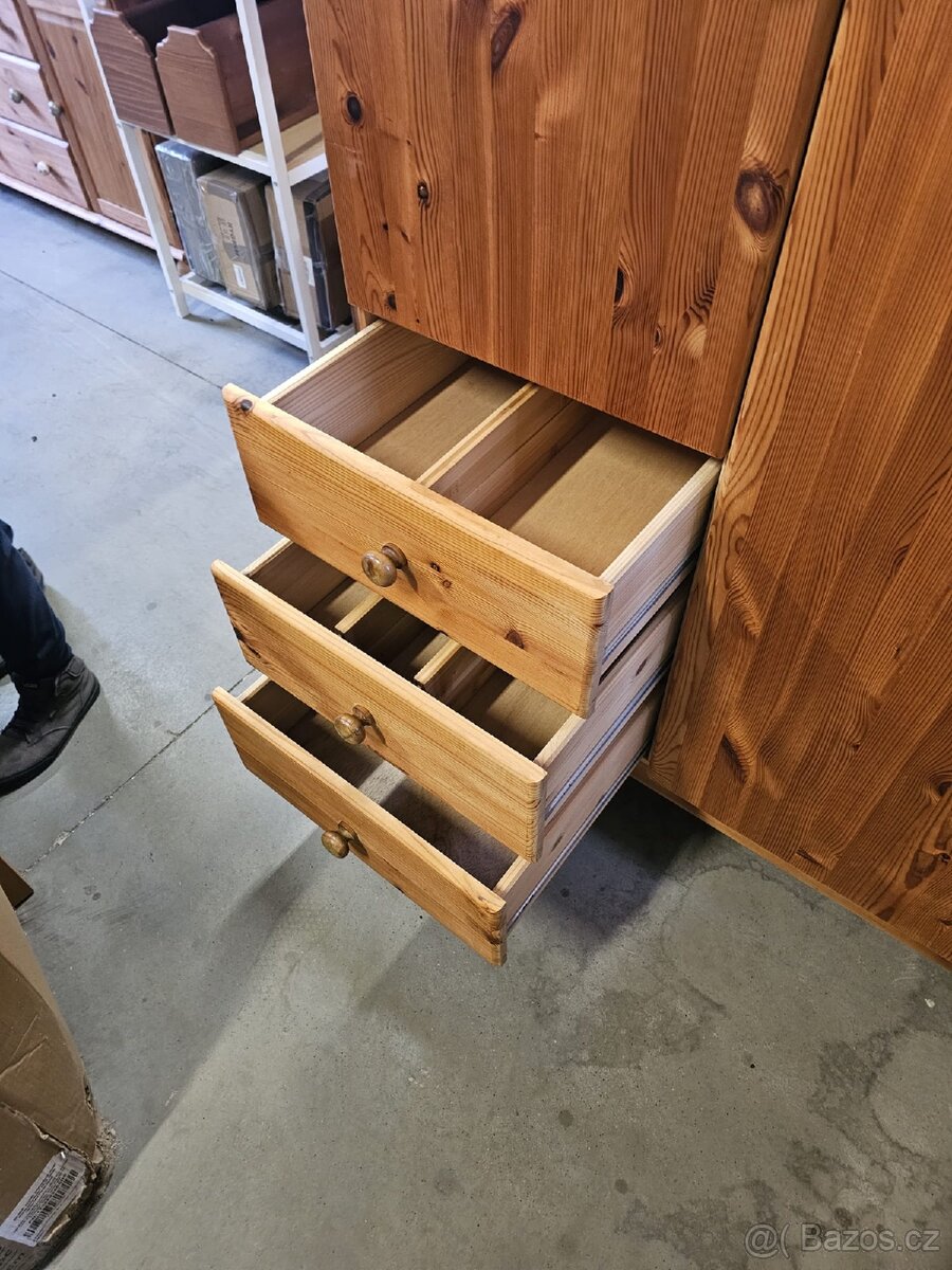 MASIVNÍ ŠATNÍ SKŘÍŇ - 4