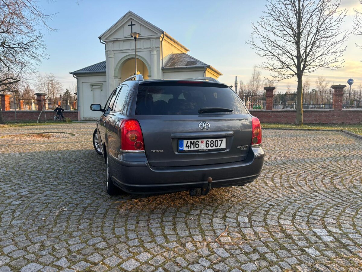 Toyota Avensis 2.2D - 4