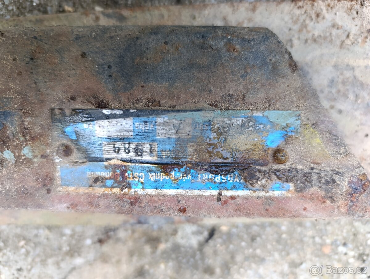 Trabant závěs, držák baterie. - 4