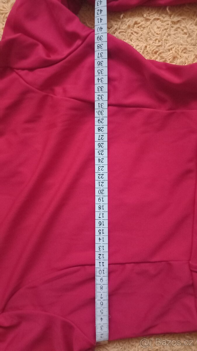 Červené šaty s kolovou barevnou sukní - 4