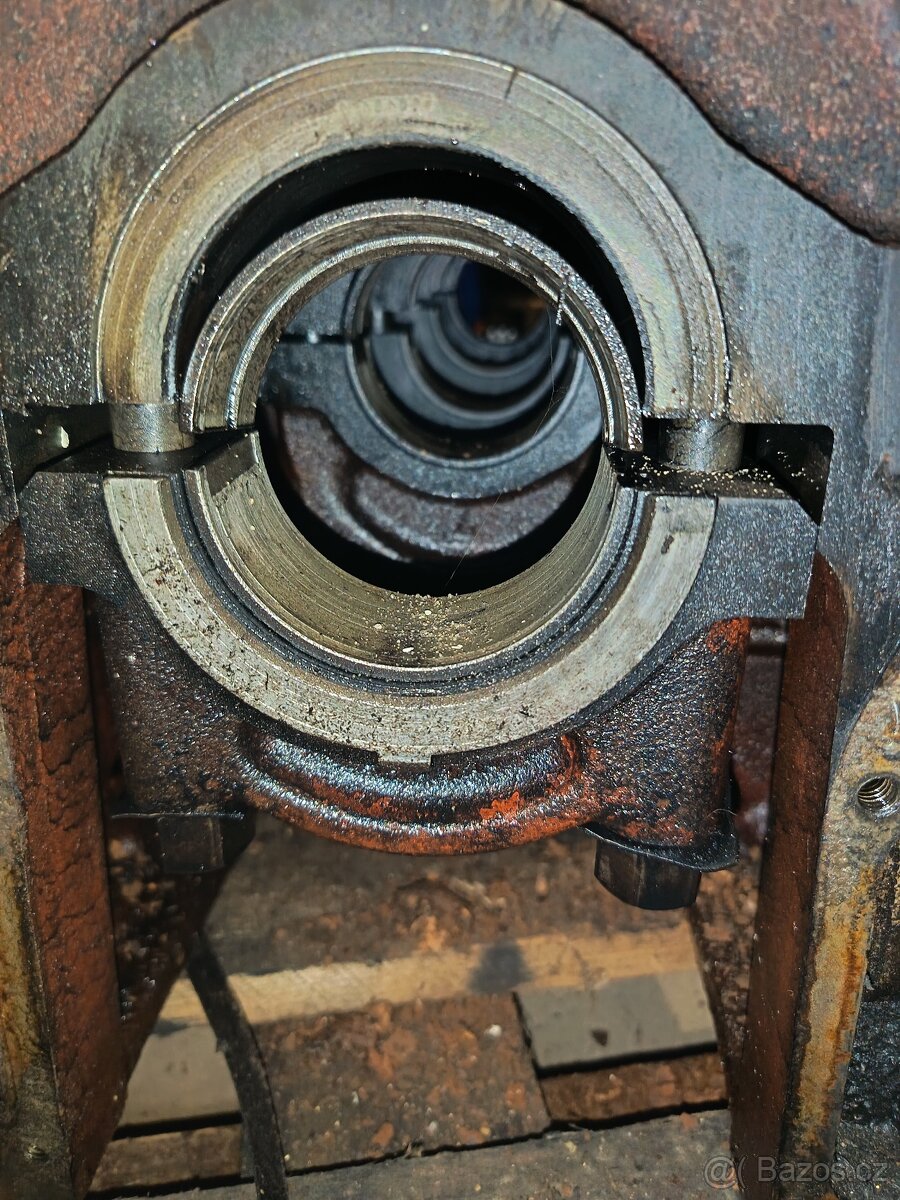 Lehce prasklý blok Zetor 5501 - 4