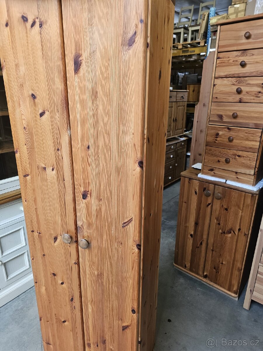 MASIVNÍ ŠATNÍ SKŘÍŇ - 4