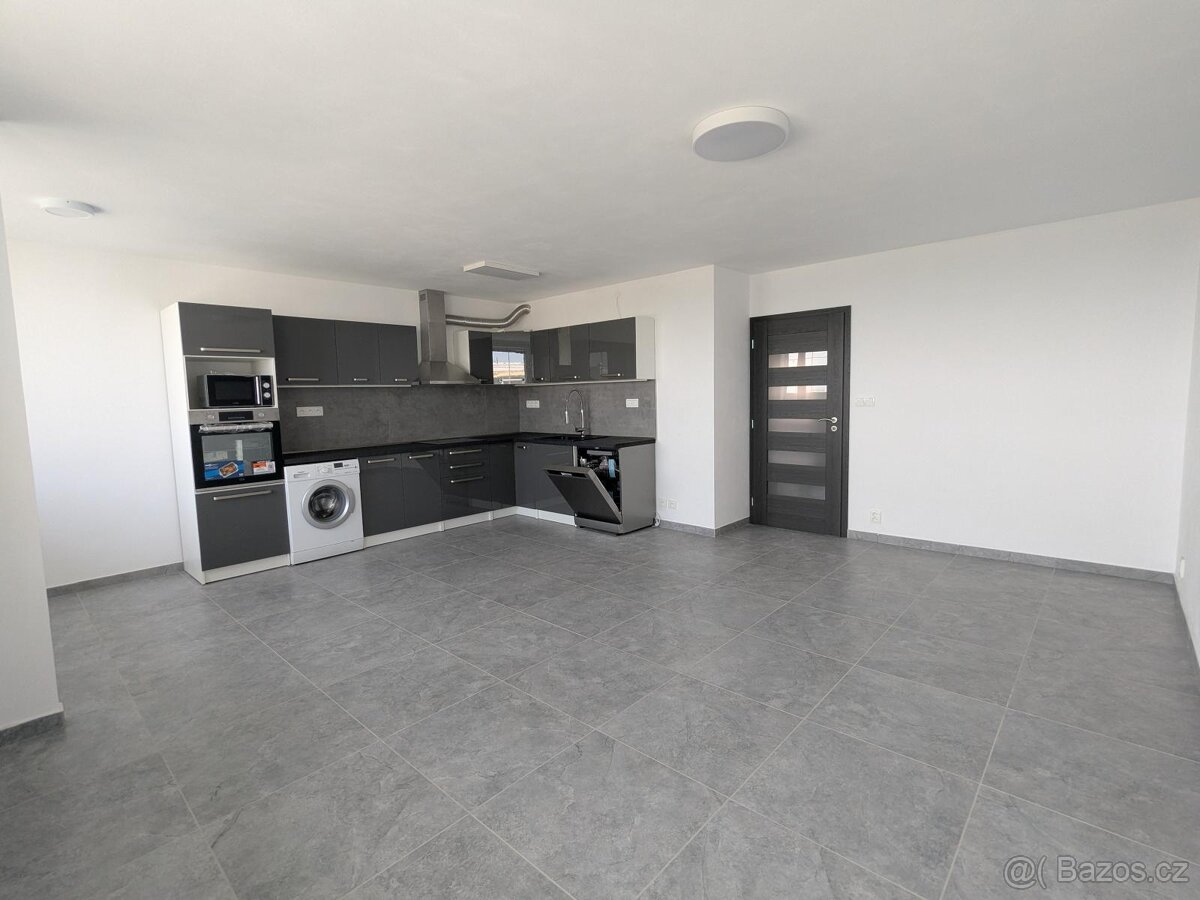 Pronájem bytu 3+kk s balkónem v ulici Josefa Ševčíka 938/46 - 4