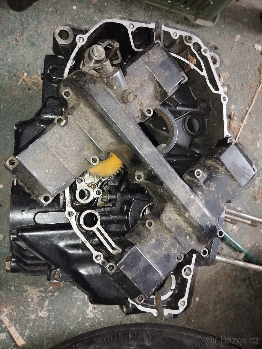 Prodám na Yamaha XS 400 DOHC 12E blok motoru - 4
